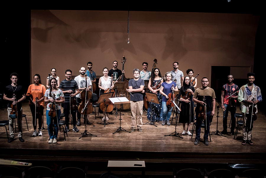 Orquestra Inhotim e Leandro Oliveira (divulgação, Alexandre Resende) Orquestra Inhotim e Leandro Oliveira (divulgação, Alexandre Resende)