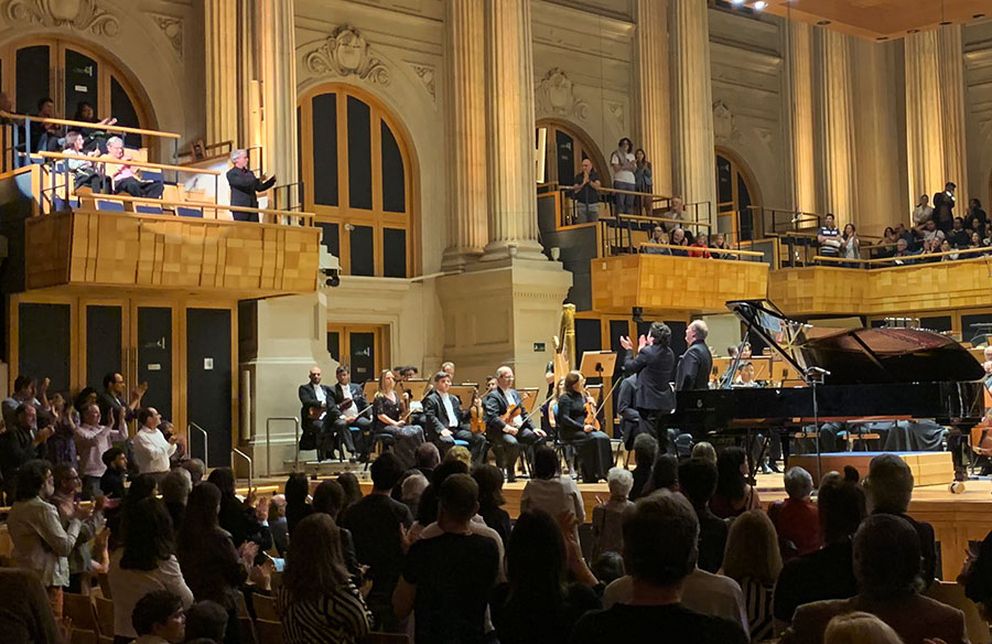 Esteban Benzecry é aplaudido pela orquestra e público na Sala São Paulo (Revista CONCERTO)